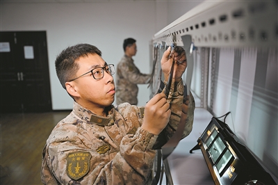 火箭军某部工程师王江帆和同事观察射线胶片。刘明松摄