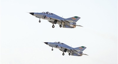 近日，空军西安飞行学院某部组织飞行训练。李荔奔摄