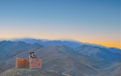 图②：该连在高原驻训，官兵在哨点执勤。