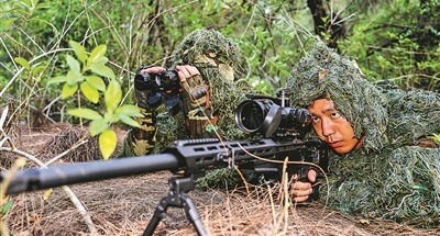 海军某部二级上士金磊（右一）和战友进行狙击训练。 赵德远摄