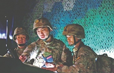 指挥员（中）组织官兵进行现场复盘。