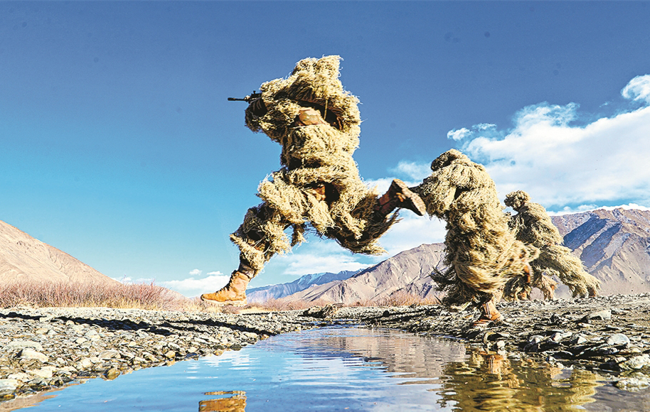 新疆军区某团防空分队实弹射击训练影像