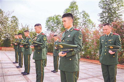 清明节前夕，武警广西总队柳州支队官兵前往江口乡革命烈士陵园开展祭扫活动。马文杰摄