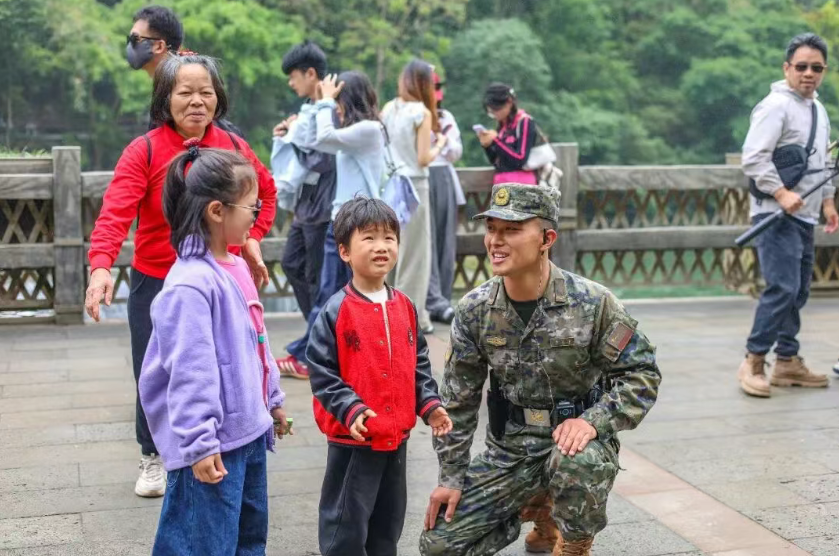 武警贵州总队安顺支队巡逻官兵与小朋友温馨互动（武警贵州总队安顺支队供图）