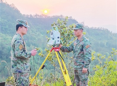 官兵在野外采集数据。梁天恩摄