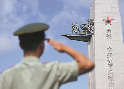 在江西省瑞金市云石山革命旧址群，该支队一名战士面向瑞金中央红军长征出发地纪念碑敬礼。