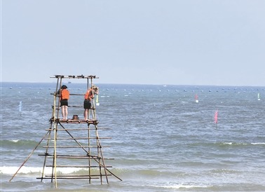 海上观察哨正在密切关注海上风浪变化。万里想摄