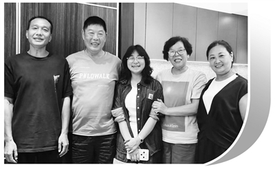 郑妍（中）被北京大学录取后，与余献国一家再相聚。余献国供图