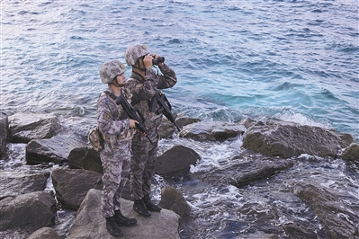 海军南沙某守备部队官兵正在执勤。李昕宇摄