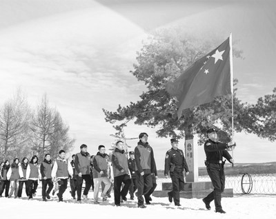 西部计划志愿者、黑龙江省呼玛县团员代表与黑龙江出入境边防检查总站呼玛边境管理大队的青年戍边民警同走戍边路。新华社发