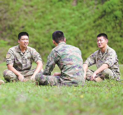魏邦耀(左一)与战友们交流军事建模心得。吴昊原摄