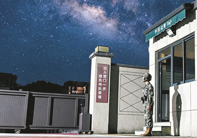 盛夏夜，哨兵与星空为伴。张秋贤摄