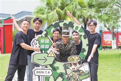 2026年7月,广东广州,武警广东总队开展“同心同行·强国有我”港澳青少年进军营体验活动。图为参与体验活动的港澳青少年与武警官兵合影留念。