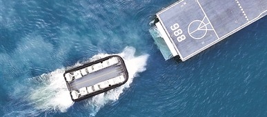 海军某支队开展气垫艇进出坞舱训练。孙中昊摄