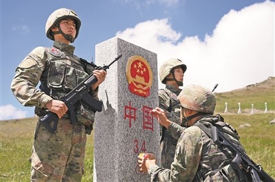 官兵为界碑描红。吴培源摄