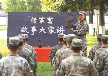郑州联勤保障中心某基地官兵结合任务实践讲述“传家宝”的故事。代彬仓摄