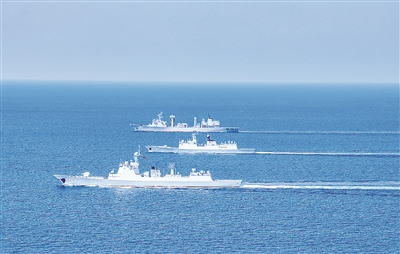 海军第48批护航编队在亚丁湾某海域航行。本报特约记者 马玉彬摄