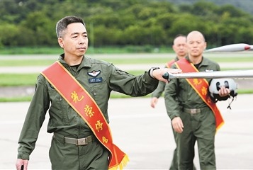 老飞行员向战鹰深情告别。张梓涵摄