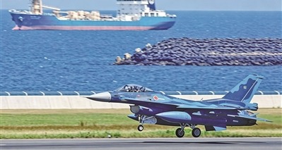 日本航空自卫队战斗机在北九州机场部署。