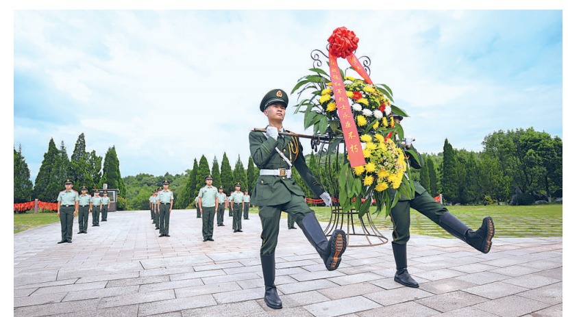 武警桂林支队全州中队组织官兵赴红军长征湘江战役纪念园凭吊广场,向革命先烈敬献花篮。许书灿摄