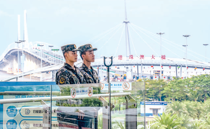 哨兵在港珠澳大桥珠海公路口岸执勤。任 森摄