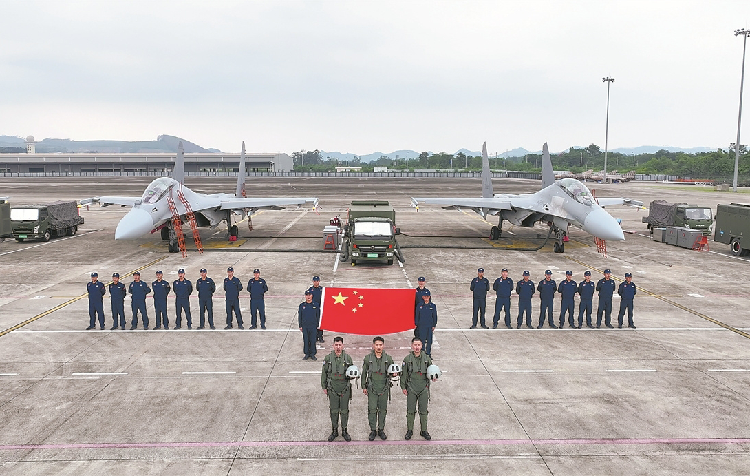 空军某部官兵节日期间坚守战位