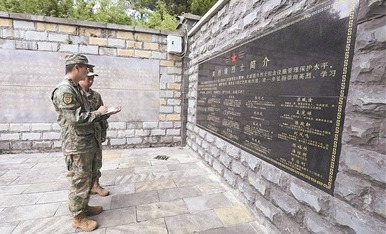 贵州省贵阳市乌当区专武干部核实属地烈士信息数据。罗  男摄