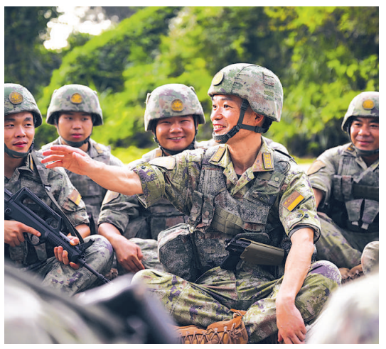 训练间隙，张武松与官兵谈心交流。本报记者  穆瑞林摄