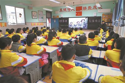 ����ʡ�Ž����Ϫ����һСѧʦ���ۿ�����ɽ�߷�����Ƶ����־����