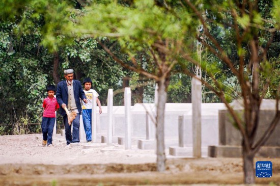 ���۾��˰������������ǰ���������������½�Ҷ����ʿ��԰ɨĹ��2011��4��30���㣩���»������ ����ҫ ��