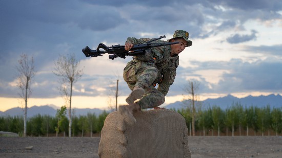 余义持狙击枪越过障碍。