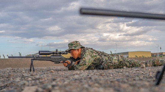 余义在练习卧姿据枪。