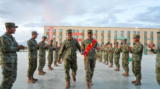 余义获奖后单位战友列队欢迎。