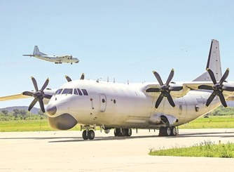 日前，海军某部组织反潜训练。图为战机接续起飞。卜令彬摄