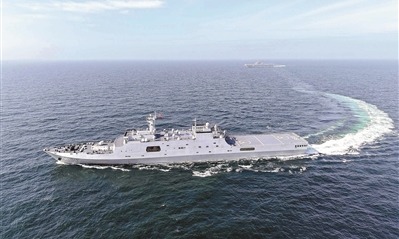 夏日，海军某支队舰艇编队开展海上训练。图为编队在训练中行进。翟　涛摄