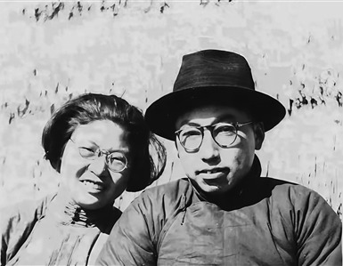 化装成商人打扮的田守尧、陈洛涟夫妇。由时任新四军第3师8旅政治部主任李雪三拍摄。1天后，他们在小沙东海战中壮烈牺牲。2013年，开国中将李雪三的家人将这张珍贵照片发给撰写田守尧夫妇纪念文章的作者徐振理。作者提供