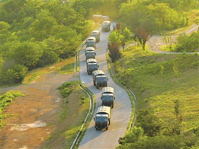 该部车队快速机动。刘志词摄