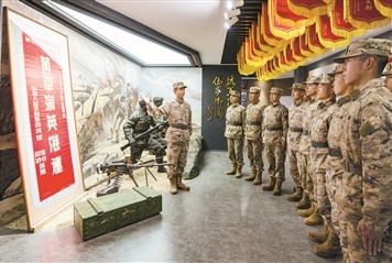 “黄草岭英雄连”指导员苗墅为刚下连的新兵讲述战旗的故事。章 铖摄