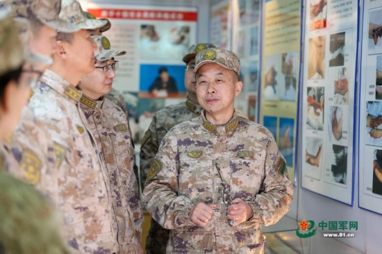 图4：博士潘朝晖向博士团队队员讲解部分医疗器械历史