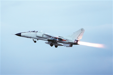 冬日，空军航空兵某旅组织飞行训练。图为战机加力起飞。本报特约记者 张 越摄