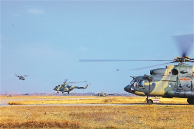 近日，陆军某旅组织直升机飞行训练。本报特约记者 陈 宇摄