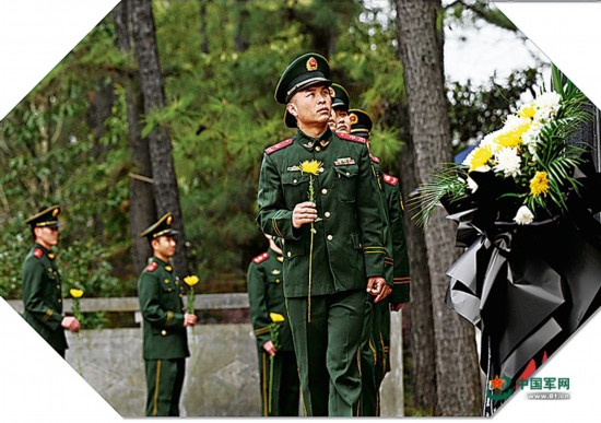 某部官兵在驻地烈士陵园开展清明祭英烈活动。徐伟 摄