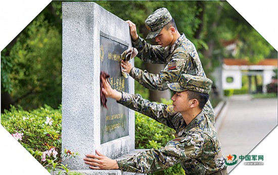 某部官兵在清明祭扫活动中擦拭烈士纪念碑。朱辉煌摄
