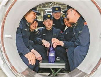 艇员们将写着心声的纸条，投进“龙宫漂流瓶”。刘再耀摄