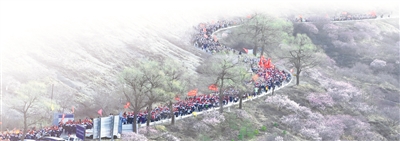 　“徒步百里祭英烈”活动当天，学生行走在蜿蜒山路上。许晓辉摄