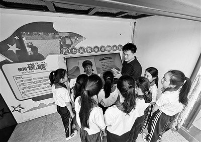 农贵波操作烈士英名录查询系统，向学生讲述郭蓉蓉烈士故事。刘德安摄