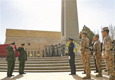  “老兵”“年轻官兵”“小学生”三代同框瞬间。赵腾月摄