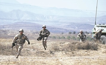 该旅官兵进行战术训练（资料照片）。本报记者 穆瑞林摄