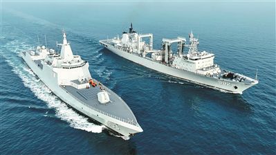   前不久，海军某支队组织海上训练。图为舰艇进行横向补给。周远志摄