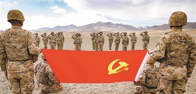 连队官兵在驻训地开展向党旗宣誓活动。